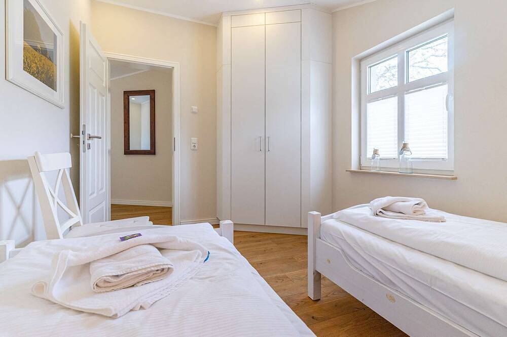 Ganze Wohnung, Komfort Appartement - Mönchgut - Neu: Ferienhaus mit Kamin, 2 Bäder, 2 Sz - am in Polchow, Glowe