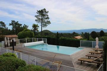 Maison de vacances pour 4 personnes, avec piscine ainsi que jardin et vue en Ardèche
