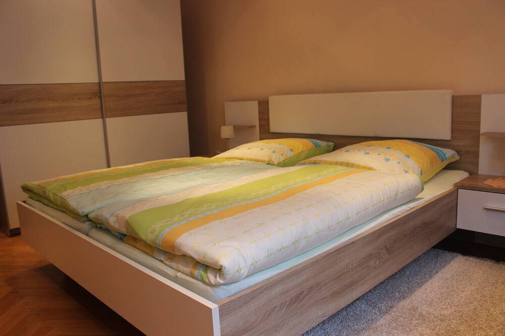 Ganze Wohnung, Ferienwohnung in traumhafter Lage mit unverbautem Blick über Elmstein in Elmstein, Saar-Nahe-Bergland