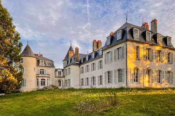 Château pour 47 personnes, avec sauna et jardin ainsi que jacuzzi et terrasse dans le Cher