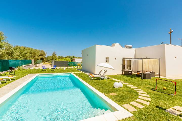 Agriturismo per 8 persone, con Terrazza e Giardino nonché Piscina a Carovigno