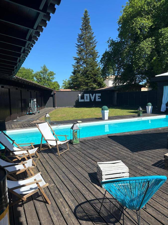 Location de vacances pour 7 personnes, avec jardin ainsi que vue et piscine, animaux acceptés à Martillac