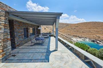 Gîte pour 4 personnes, avec jardin ainsi que terrasse et vue dans Kea