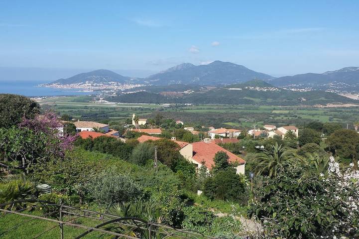 Appartement de vacances pour 4 personnes, avec jacuzzi ainsi que jardin et terrasse en Corse-du-Sud