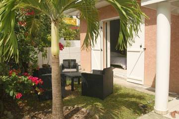 Gîte pour 2 personnes, avec piscine et jardin dans Plage de l’Anse Vinaigri