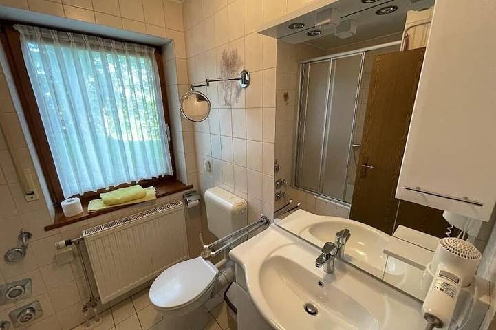 Ganze Wohnung, Helle Ferienwohnung (56 qm) für bis zu zwei Personen mit Terrasse in Neunburg vorm Wald, Naturpark Oberpfälzer Wald