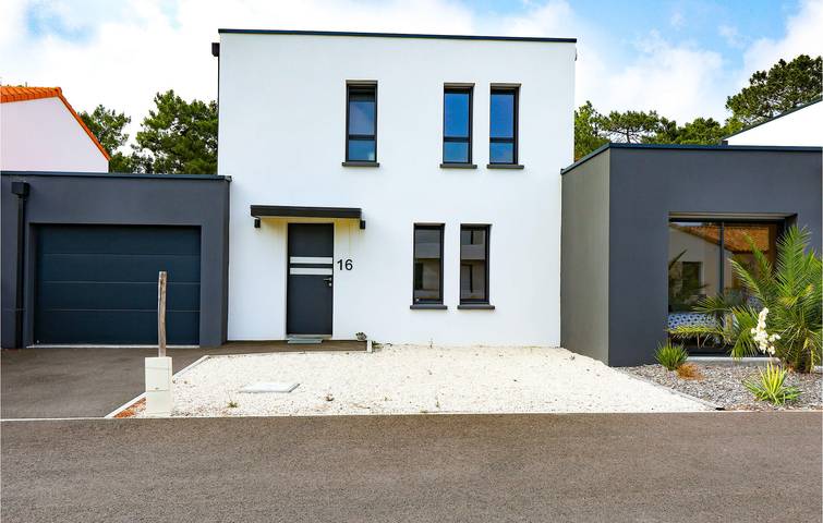 Location de vacances pour 10 personnes, avec terrasse ainsi que jardin et piscine dans Plage de la Renaudiere (Notre-Dame-de-Monts) - 3