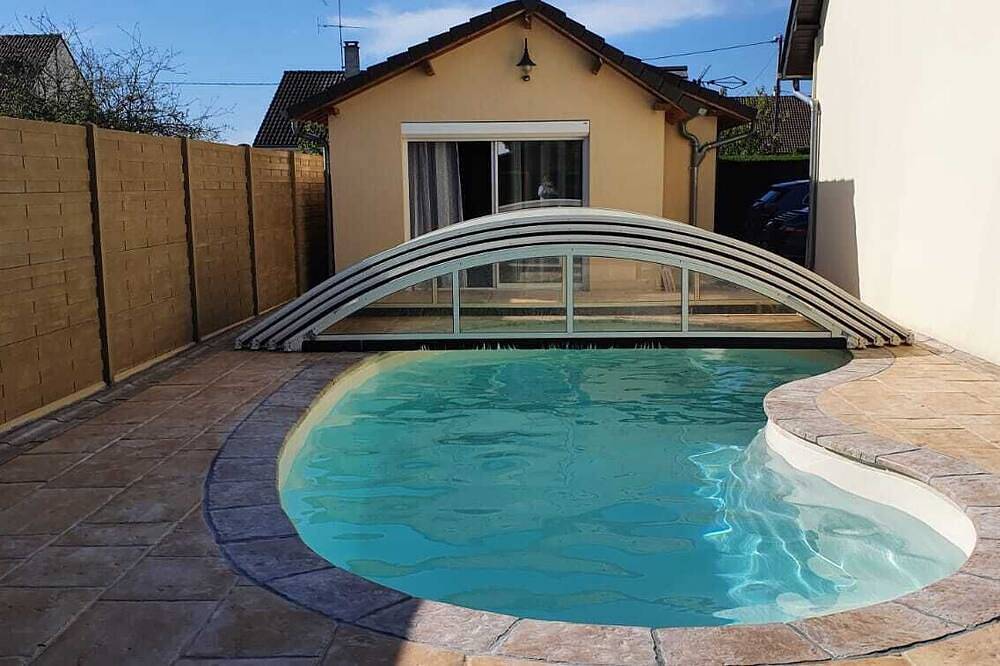 Apartamento entero, House with covered and heated swimming pool in Normandy in Menneval, Región de Bernay