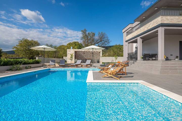 Villa pour 6 personnes, avec terrasse et balcon/terrasse à Sinj - 2