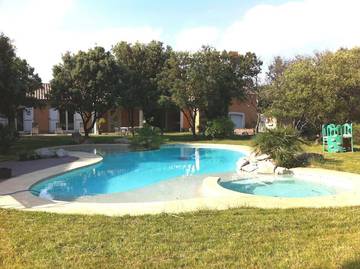 Location de vacances pour 17 personnes, avec jacuzzi ainsi que piscine et jardin à Vacquières