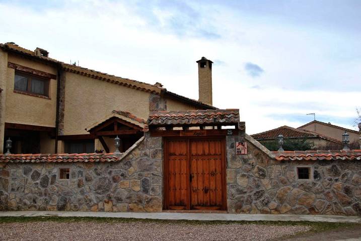 Casa de vacaciones para 9 personas, con vistas además de piscina y jardín, Se admiten mascotas en Comarca de Segovia - 2