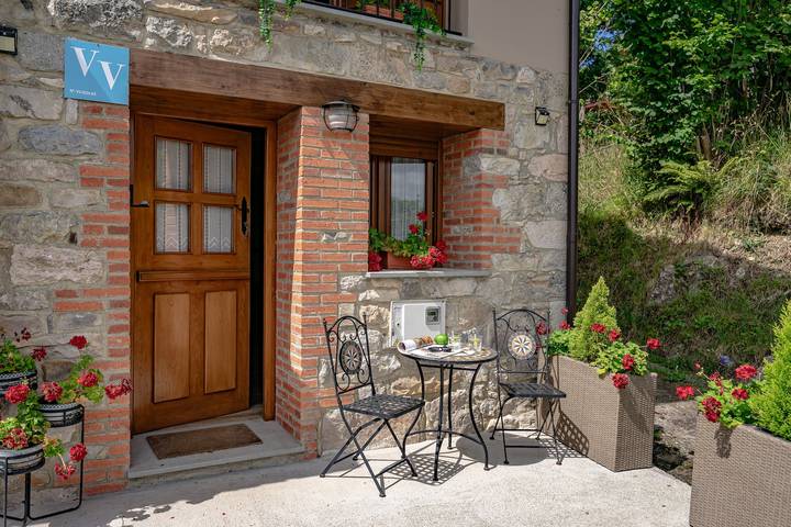Hel lejlighed, 'El Arniu' Apartment with Mountain Views, Private Terrace and Wi-Fi in Cangas de Onís, Asturias Province