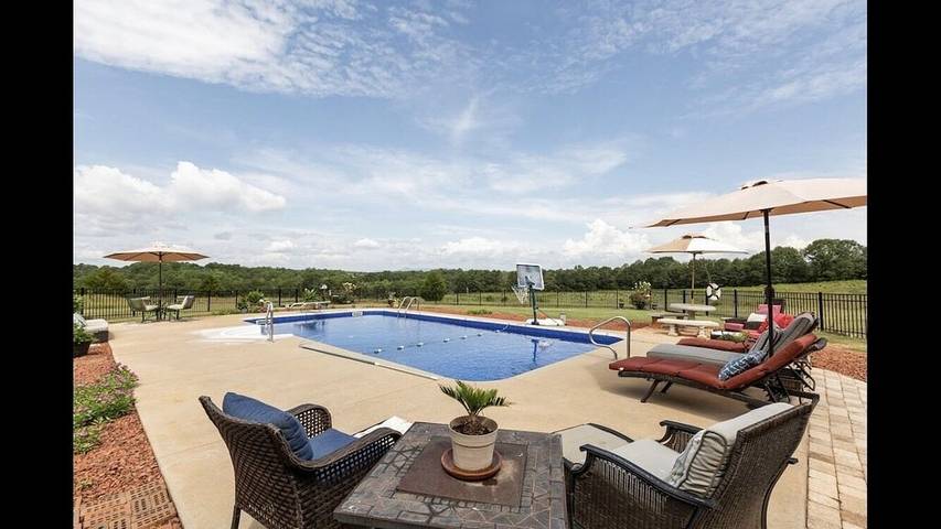 Barn for 11 people, with hot tub and yard in 