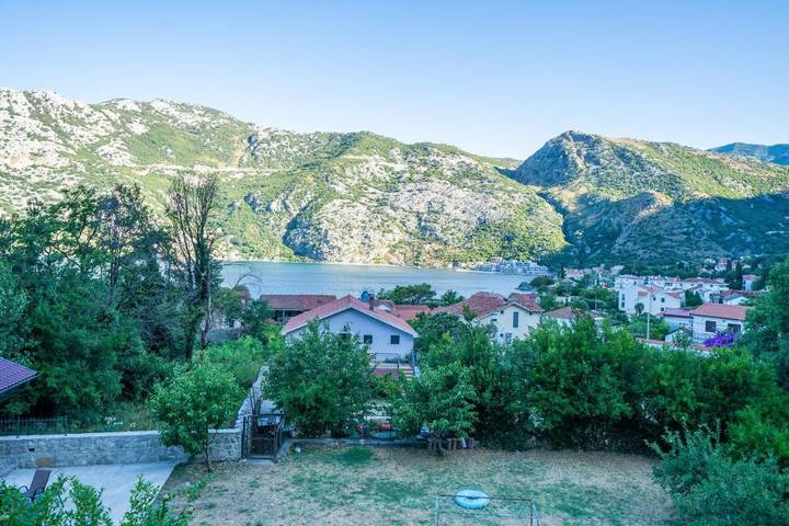 Gîte pour 3 personnes, avec terrasse ainsi que jardin et vue dans Risan - 2