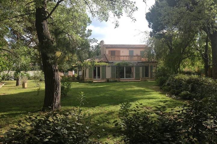 Location de vacances pour 12 personnes, avec jardin et balcon dans Plage des Canebiers