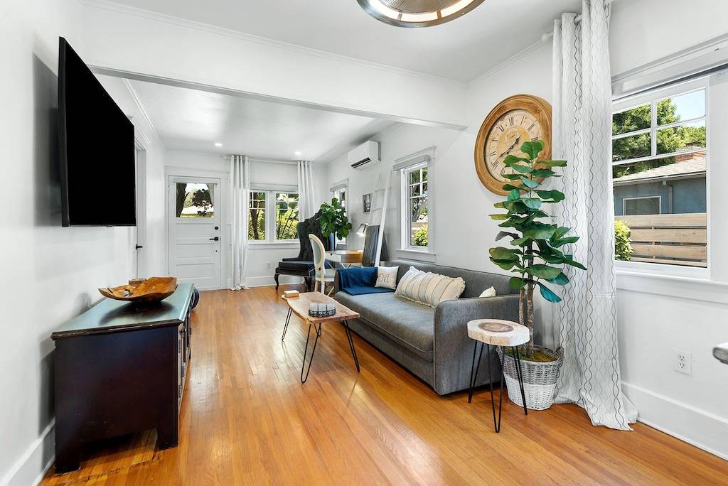  Recently Renovated Retreat for 5 Travelers in Culver City, Los Angeles County