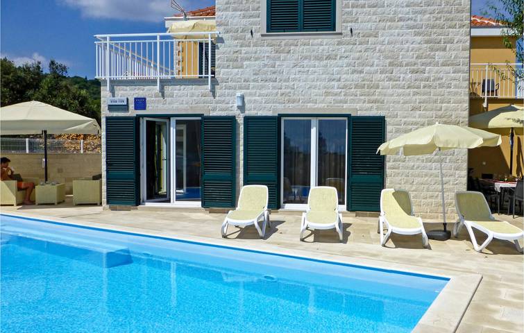 Location de vacances pour 8 personnes, avec terrasse et piscine à Supetar - 2