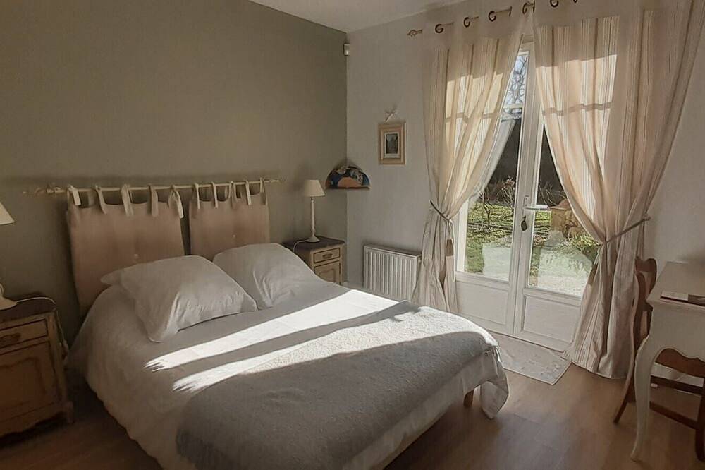 Guest Room 'Chambre Hôte - Bastide De Mongiraud' with Private Pool, Private Terrace and Wi-Fi in Blanquefort, Bordeaux region