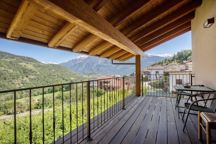 Hel lejlighed, Apartment 'Civico 60' with Mountain View, Private Terrace and Wi-Fi in Variney-Chez Roncoz, Comune di Gignod