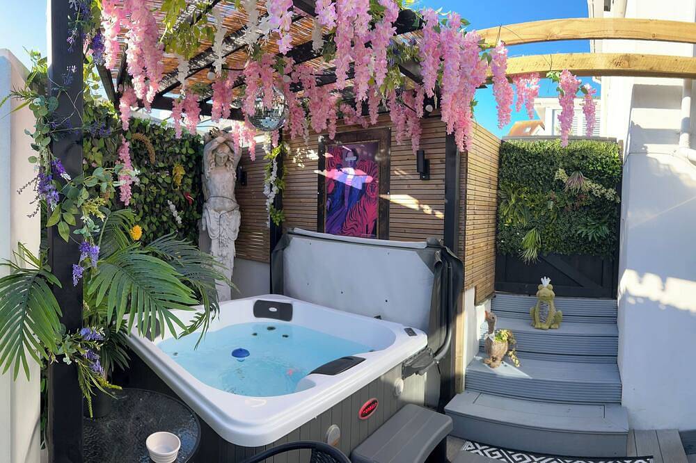 Entire apartment, Romantic Secret Garden Retreat in Brighton, Sussex