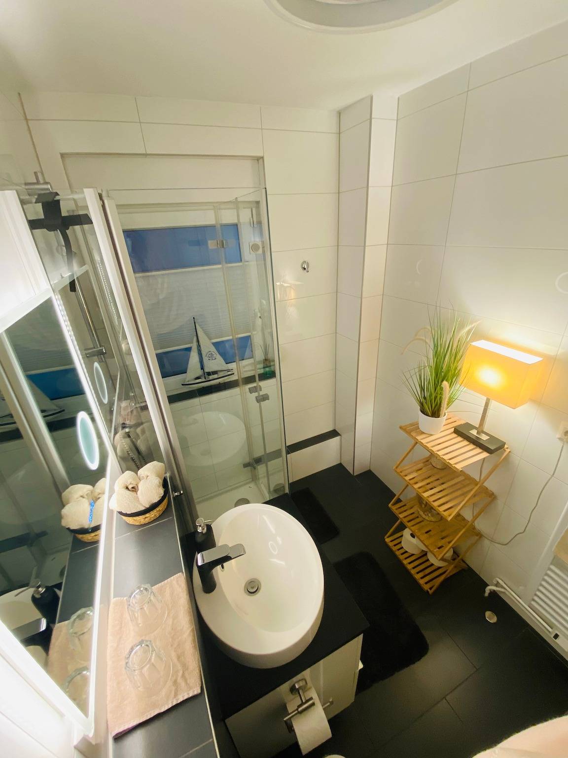 Double Room with Private Bathroom and Separate Entrance in Laatzen, Hanover Region