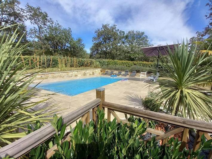 Location de vacances pour 8 personnes, avec Terrasse et Jardin ainsi que Piscine et Vue à La Dornac