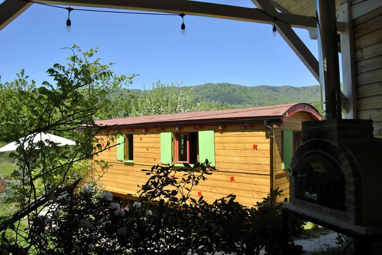 Chambre d'hôte dans Roulotte aménagée tout confort Kitchenette Sdb La Fée Favie in Villy-le-Bouveret, Région de Saint-Julien-en-Genevois