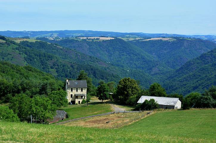 Gîte pour 12 personnes, avec terrasse et jardin, animaux acceptés