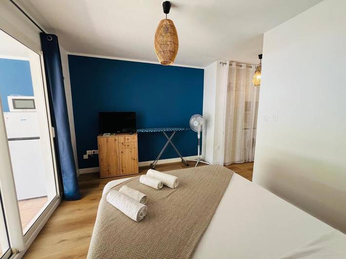 Gîte pour 2 personnes, avec piscine et bassin pour enfant ainsi que vue et jardin dans Plage de Trou d'eau