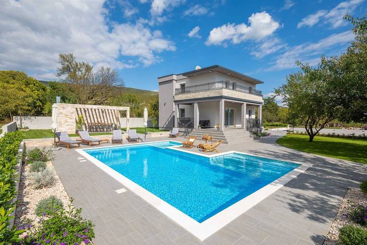 Villa pour 6 personnes, avec terrasse et balcon/terrasse à Sinj