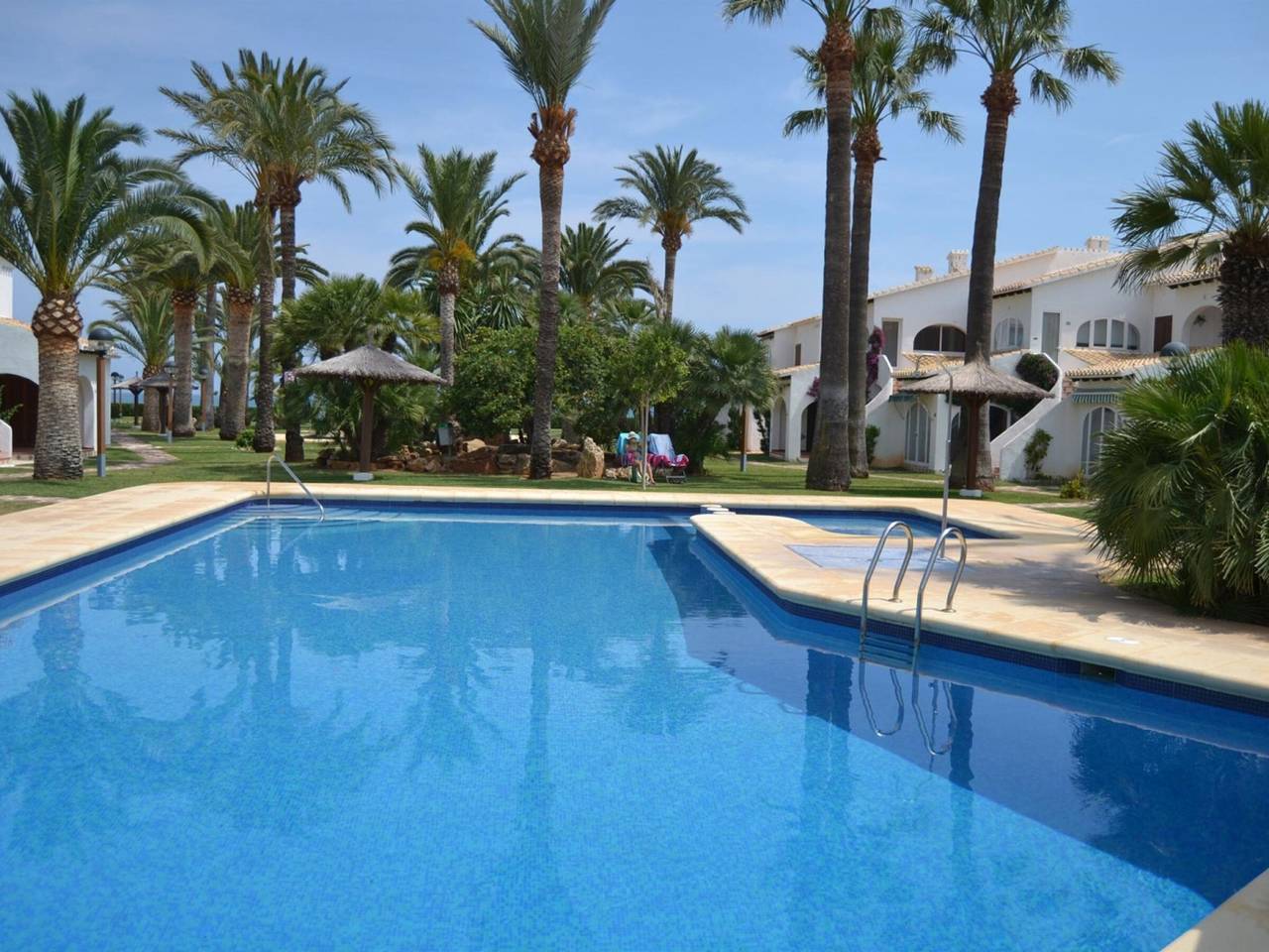 Apartamento entero, Apartamento en primera línea de playa en Denia con Wi-Fi, jardín y piscina in Almadraba, Costa Blanca