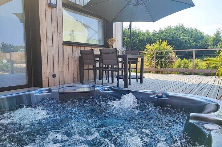 Gîte pour 4 personnes, avec jacuzzi et terrasse ainsi que piscine et jardin