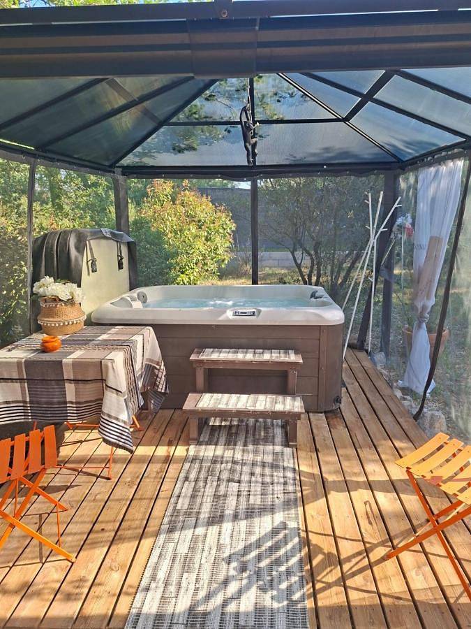 Bulle et jacuzzi privés sous les étoiles in Trans-en-Provence, Région de Draguignan