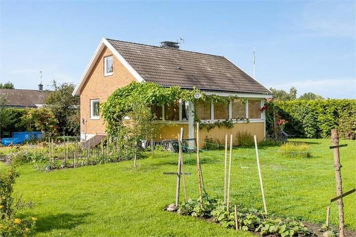 Gîte pour 2 personnes, avec jardin dans Orebro