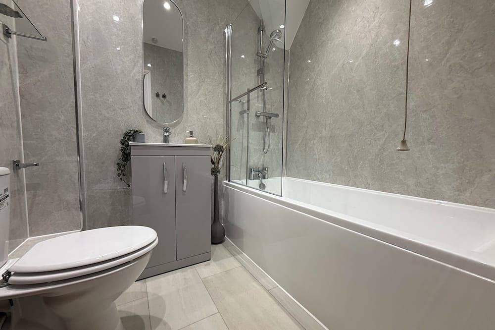 Entire apartment, Boutique by the beach, kids and cars welcome. in Southsea, Portsmouth