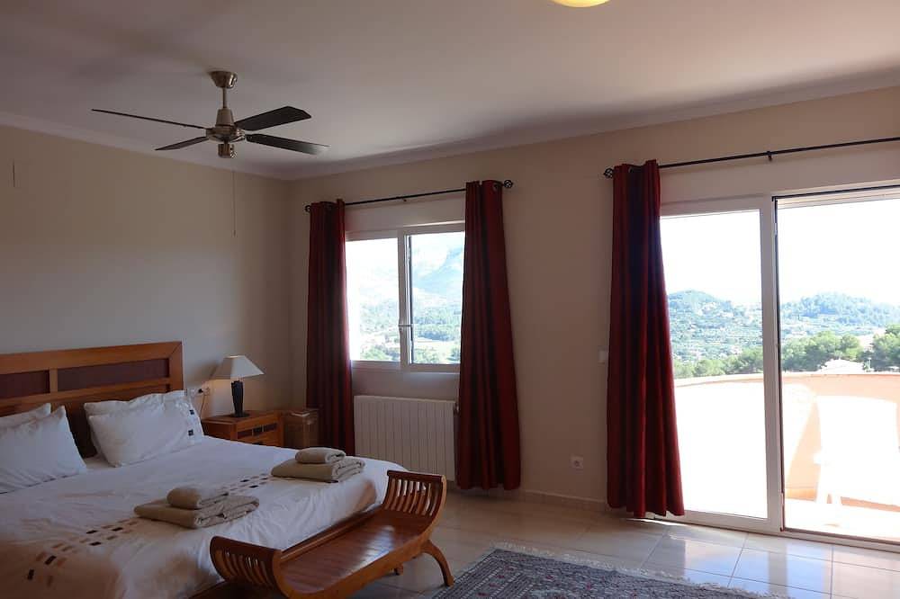 Spacious villa, close to Denia, Pool 10m x 5m, great views, A/C, fast wifi 500mb in La Sella, Pedreguer