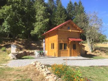 Chalet pour 4 personnes, avec terrasse ainsi que jardin et vue en Ardèche
