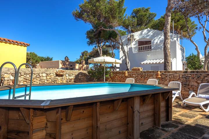 Vacation rental for 4 people, with yard in Cala Blanca
