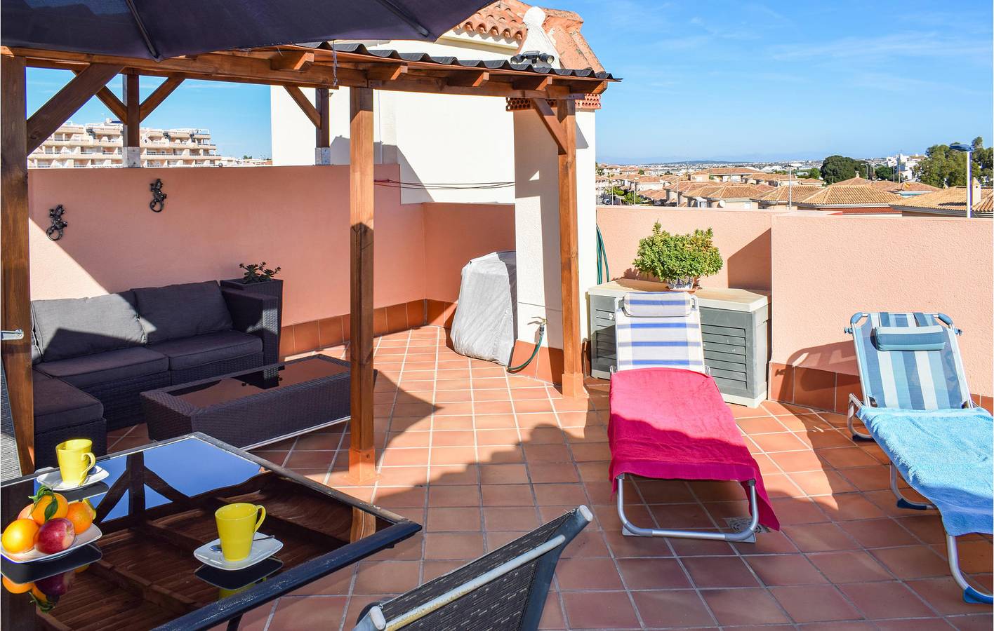 Entire holiday apartment, Cozy 2km-Beach Apartment with A/C, Parking, Pool & Terrace in Punta Prima (Alicante), Torrevieja