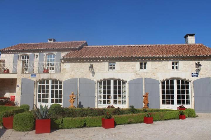 Location de vacances pour 4 personnes, avec terrasse et piscine à Chazelles - 2