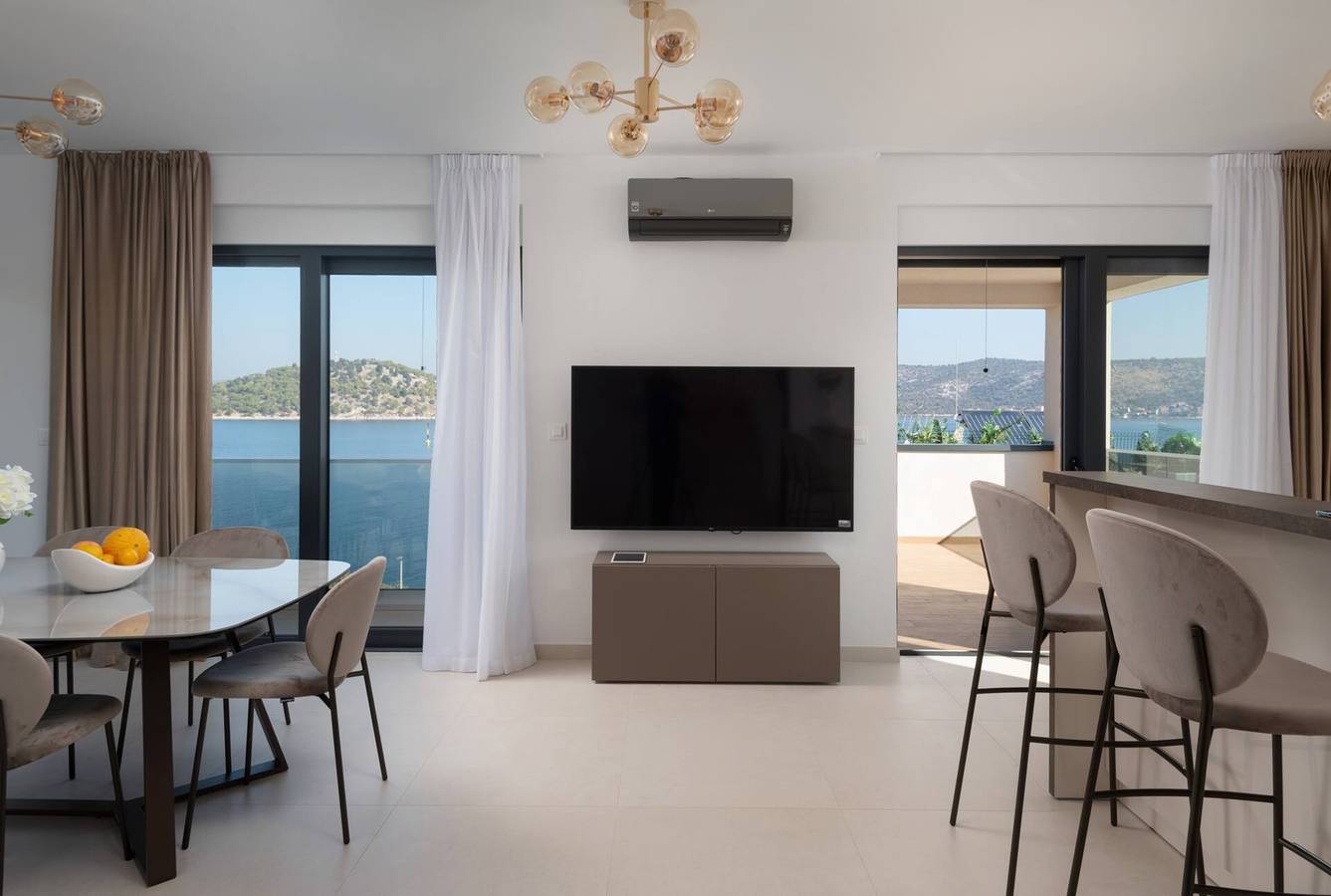 Elegance Villa Palm Bay 2, beheizter Pool - 10 m vom Meer entfernt, mit Meerblick und Balkon in Ražanj, Šibenik-Knin
