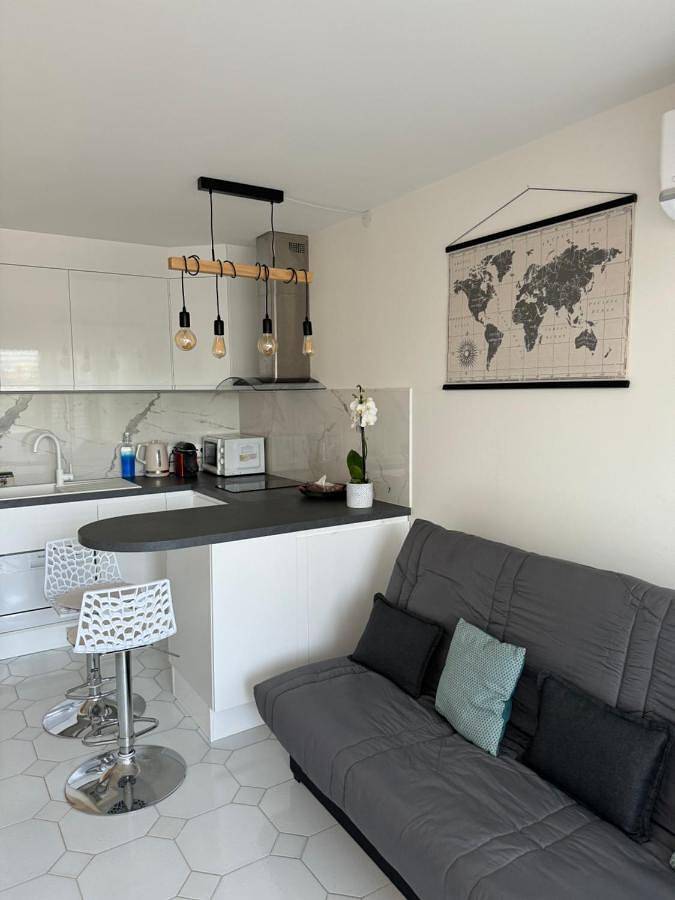 Gîte pour 4 personnes, avec balcon et vue dans Gare D Antibes