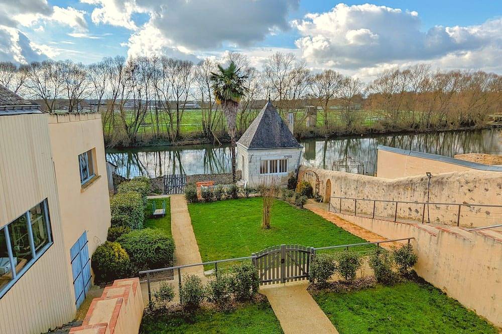 Casa restaurada para 6, junto al río, cerca del centro, aparcamiento y wifi in Sablé-sur-Sarthe, Sarthe