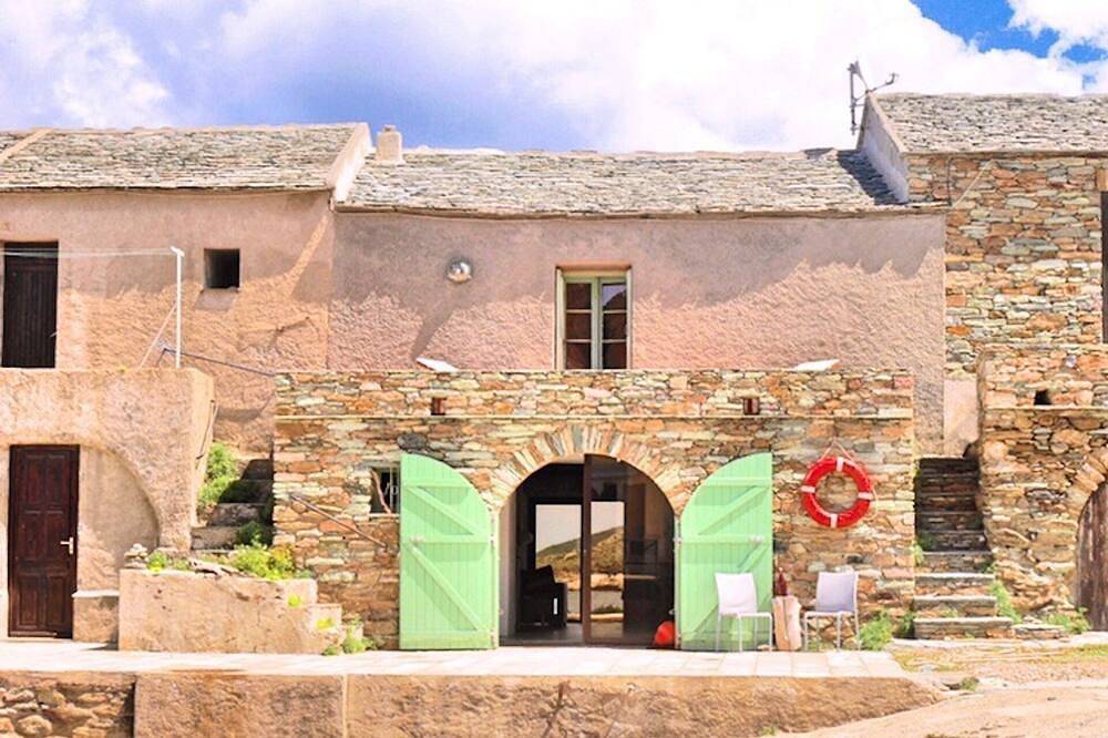 Ancien cabanon de pêcheurs les pieds dans l'eau in Ersa, Cap Corse