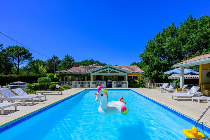 Gîte pour 20 personnes, avec jardin et piscine ainsi que sauna et terrasse