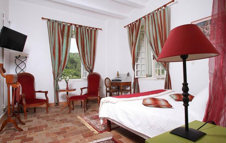 Location de vacances pour 2 personnes, avec jardin ainsi que piscine et jacuzzi à Vals-les-Bains - 2