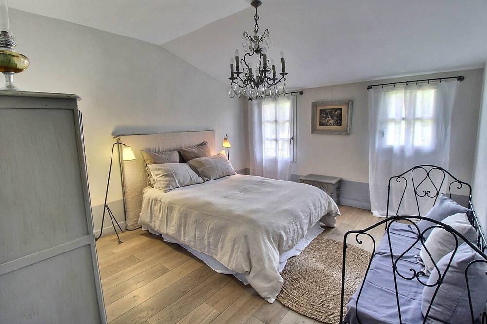 Charming farmhouse in the Aix countryside, peaceful setting and swimming pool in Ventabren, Aix-en-Provence und Umgebung