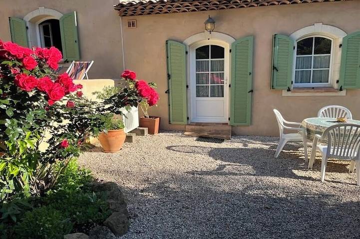 Gîte pour 2 personnes, avec Terrasse ainsi que Jardin et Piscine