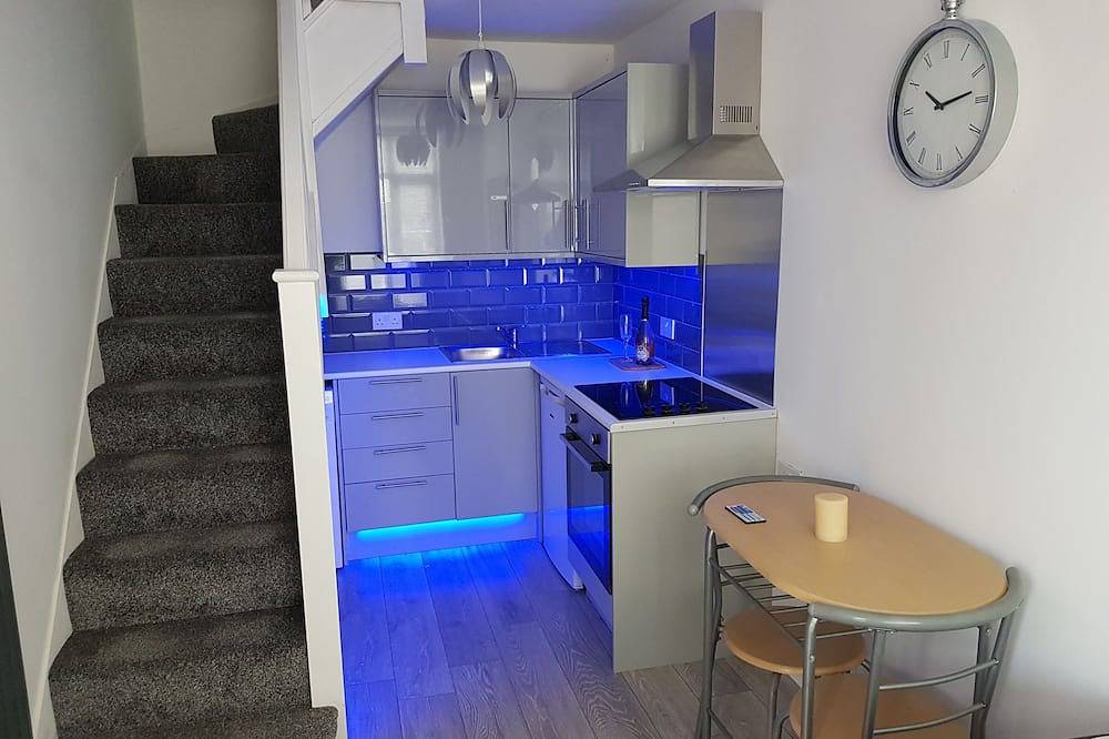 Ganze Wohnung, Neugebaute 2-Zimmer-Wohnung 30 Minuten vom Zentrum Londons entfernt - kostenloser Parkplatz in Sutton (London), London