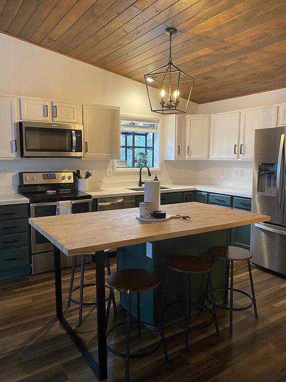 Adorable 1 Br Guest Suite w/ Fireplace & Patio in Munds Park, Oak Creek Canyon